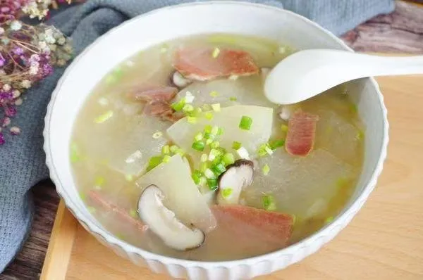 冬瓜火腿汤（鲜得掉眉毛） 搭配了火腿和香菇的冬瓜汤，营养和口味都得到了提升，再有大葱和白胡椒粉这两种温热性调味料的加入，冬瓜的寒性也得到了中和。关键汤还非常非常